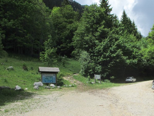 Photograph of the Pré Orcel car park on the eastern slopes of the Aulp du Seuil